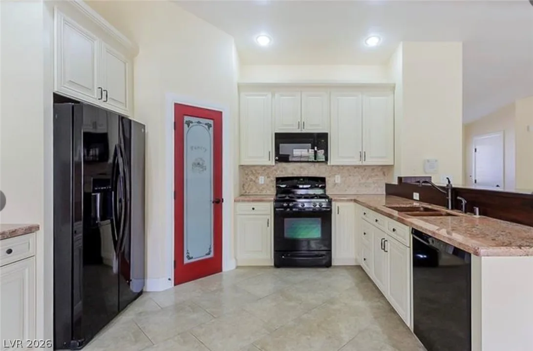 1073 Featherwood Avenue — photo 2