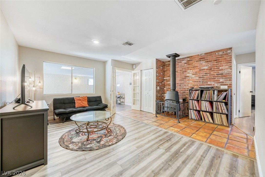 325 West Rochell Drive — photo 3