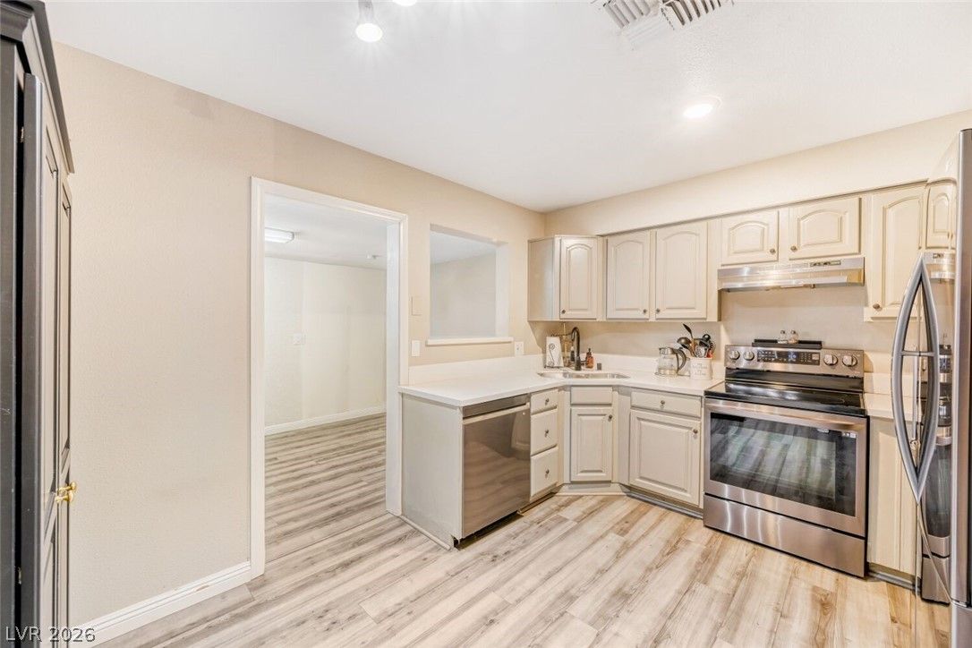 325 West Rochell Drive — photo 4