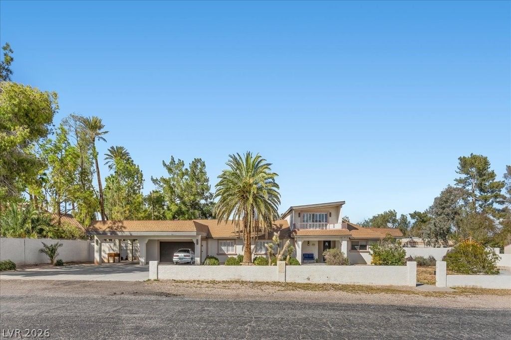 2880 East Quail Avenue — photo 3