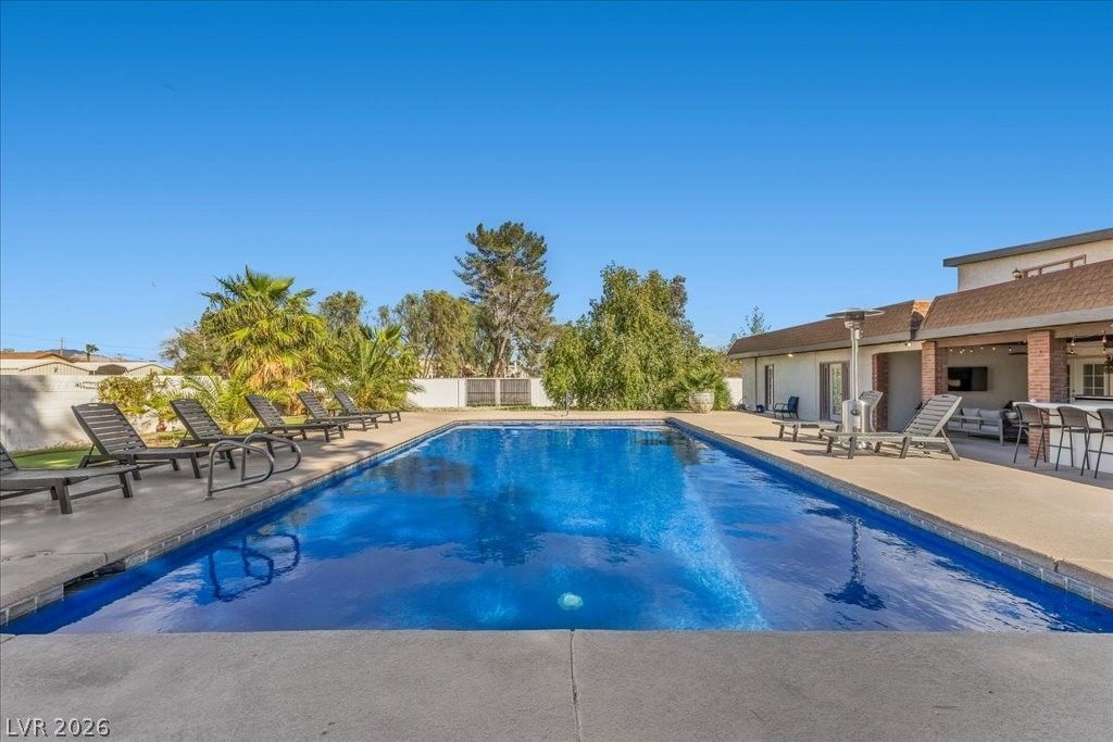 2880 East Quail Avenue — photo 4