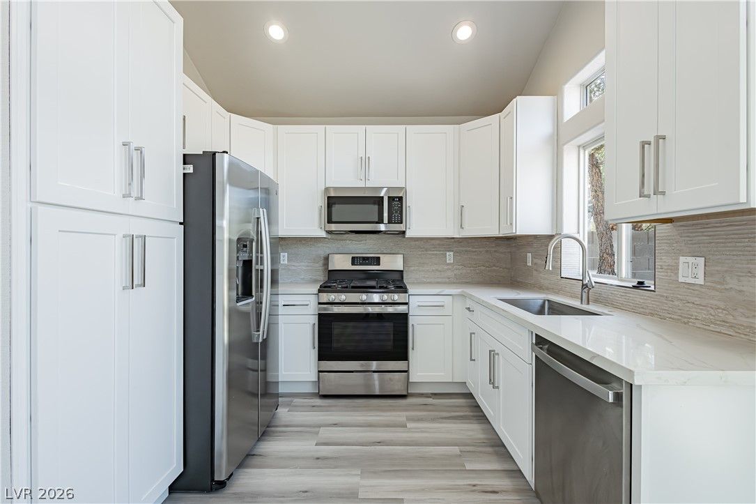 7816 Sparrowgate Avenue — photo 4 of 21