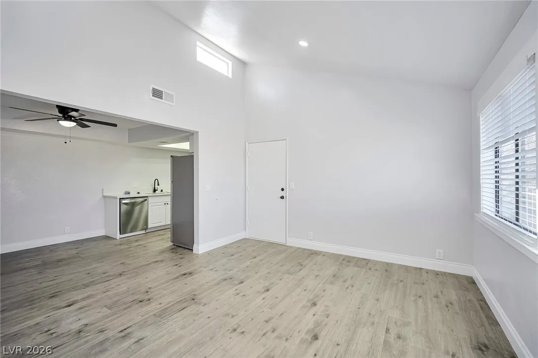 1701 East Katie Avenue 10 — photo 2