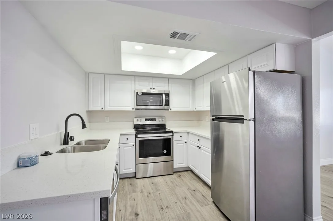 1701 East Katie Avenue 10 — photo 4