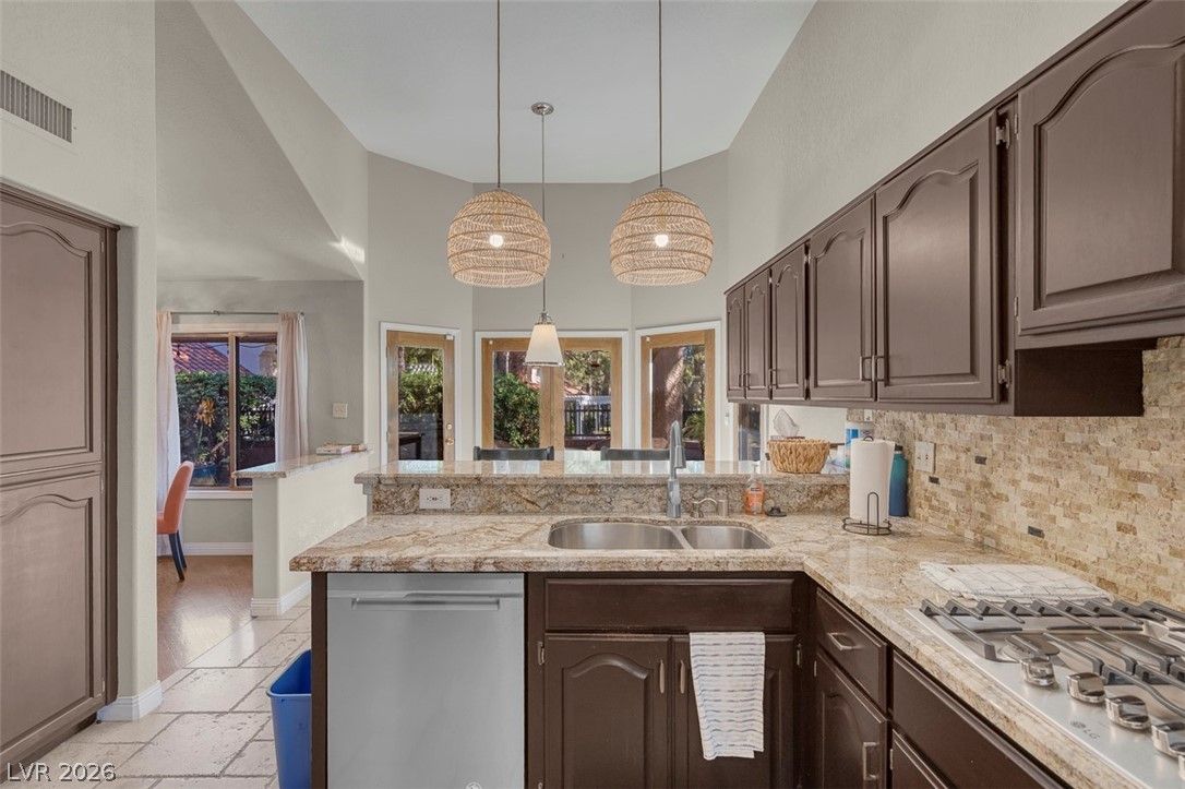 7176 Mission Hills Drive — photo 3