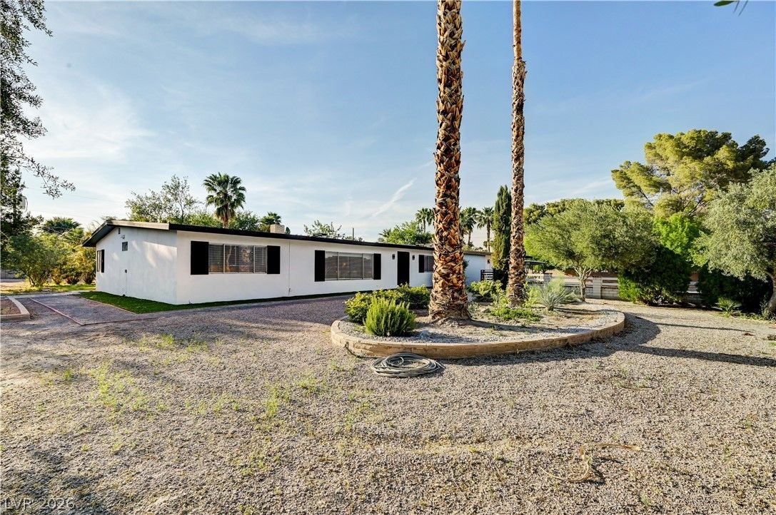 5881 South Sandhill Road — photo 3