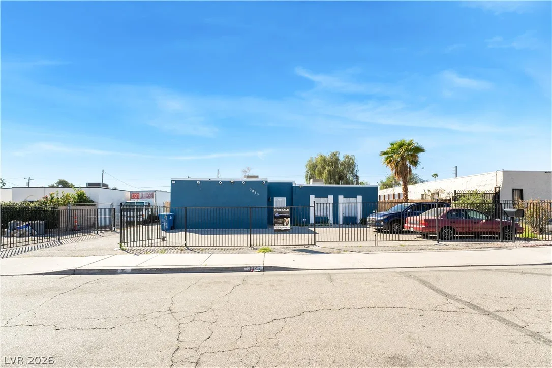 3825 Raymert Drive — photo 2