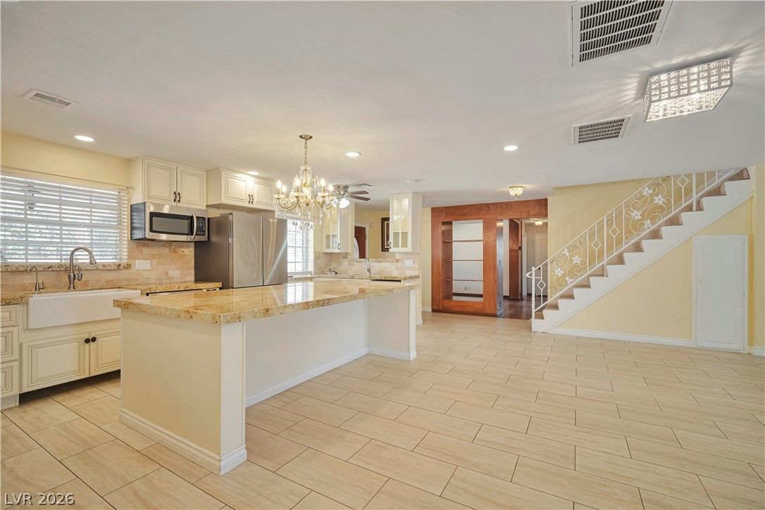 4065 West Maulding Avenue — photo 4 of 30