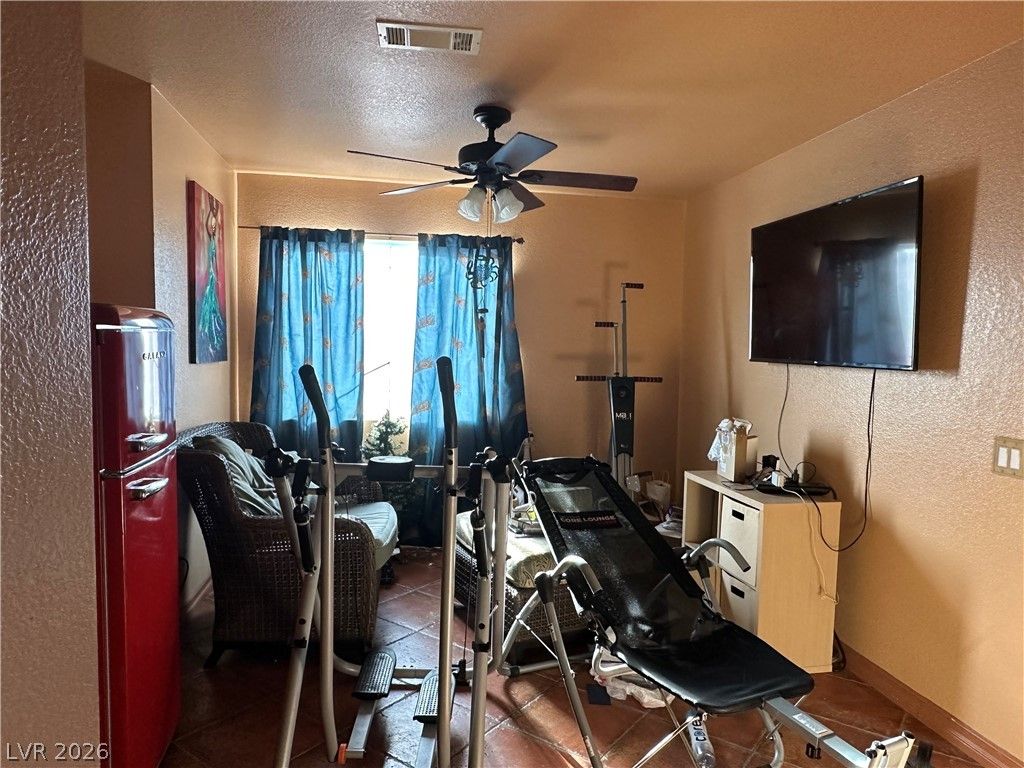 439 Mindoro Avenue — photo 3 of 17