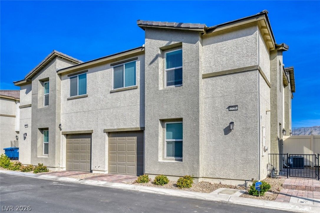 2758 Champagne Gold Avenue — photo 3