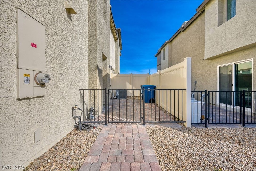 2758 Champagne Gold Avenue — photo 5
