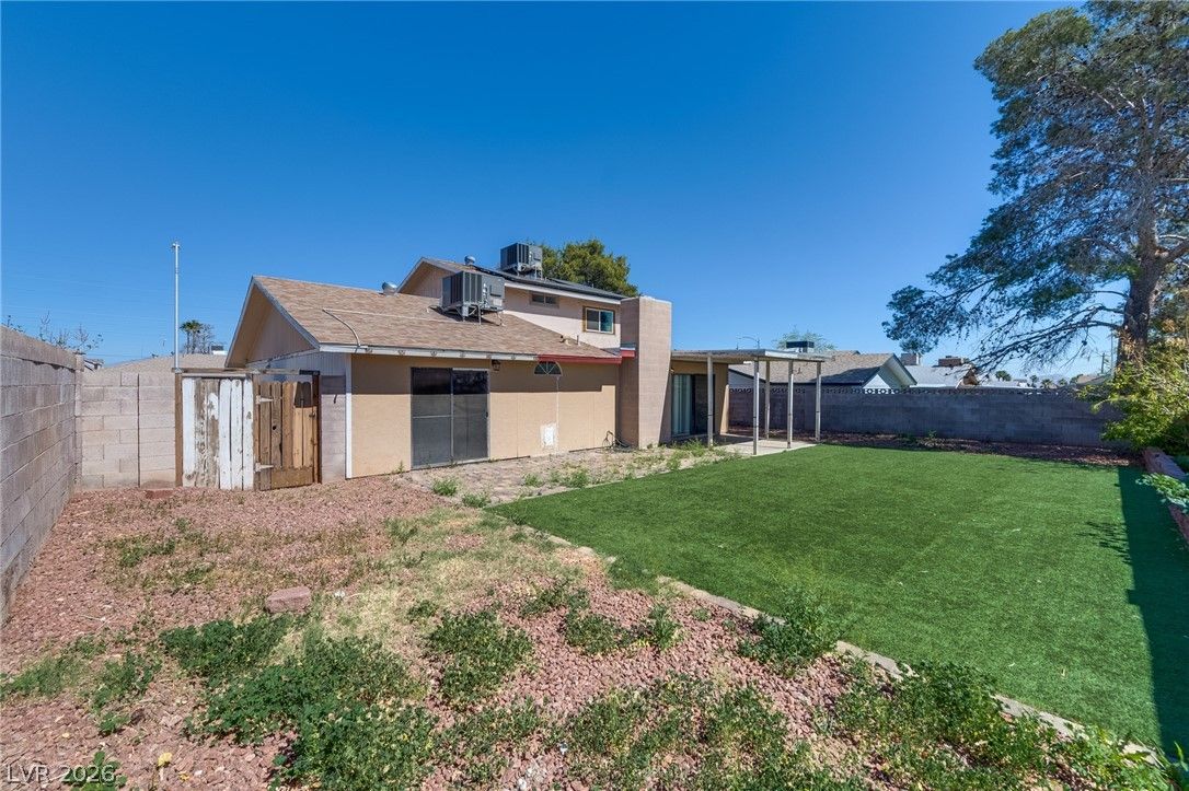 7625 Genzer Drive — photo 4 of 33