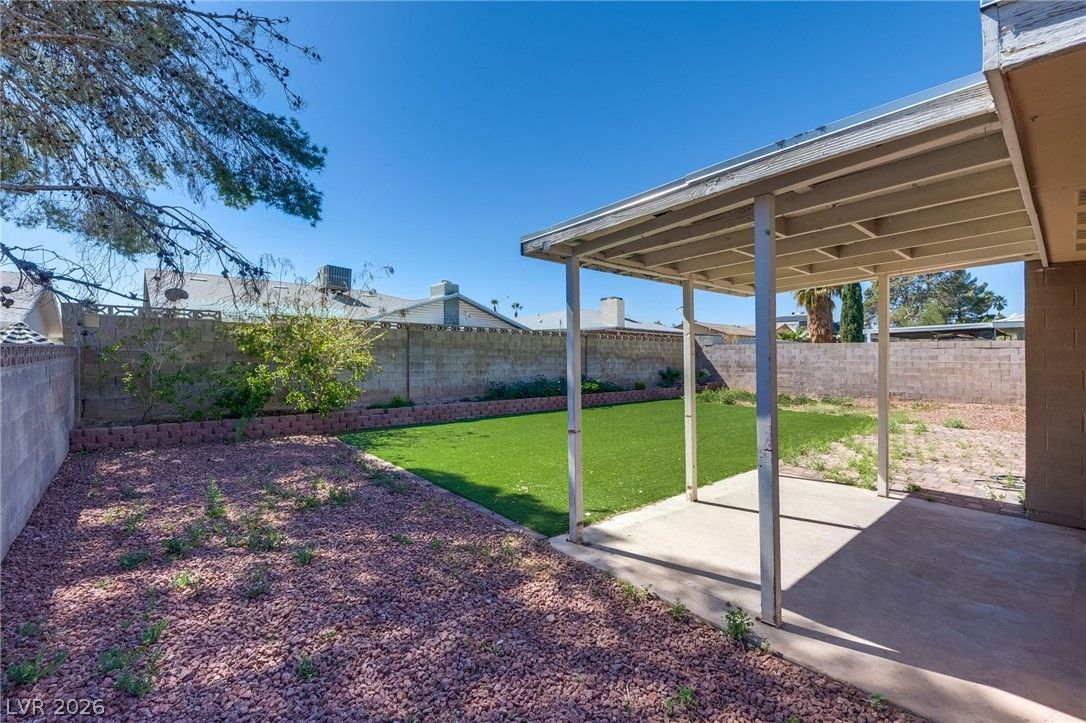 7625 Genzer Drive — photo 5 of 33