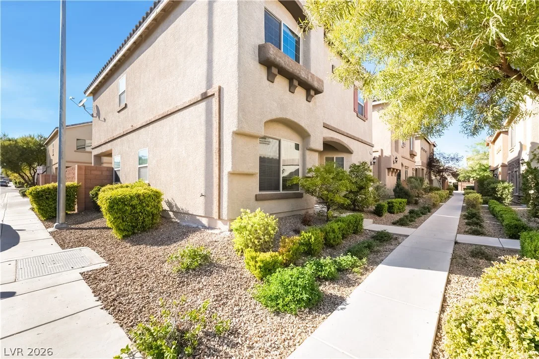 9526 Vega Carpio Avenue — photo 2