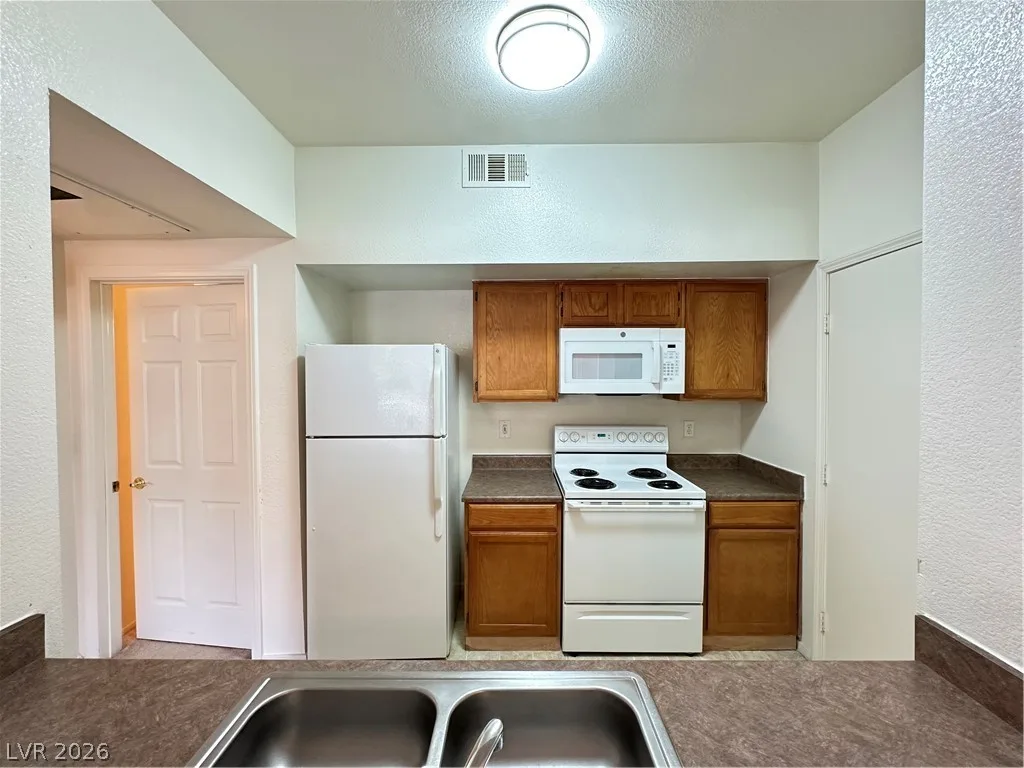 9620 West RUSSELL Road 1130 — photo 3