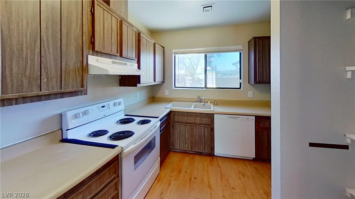 1569 Hialeah Drive — photo 3