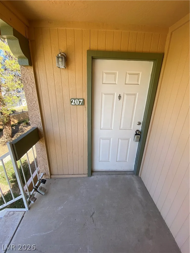 5174 South Jones Boulevard 207 — photo 3