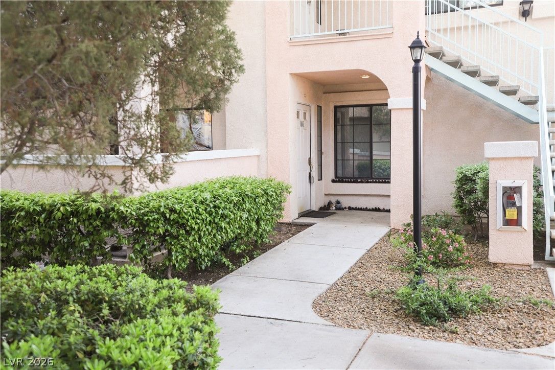 4861 South Torrey Pines Drive 106 — photo 2
