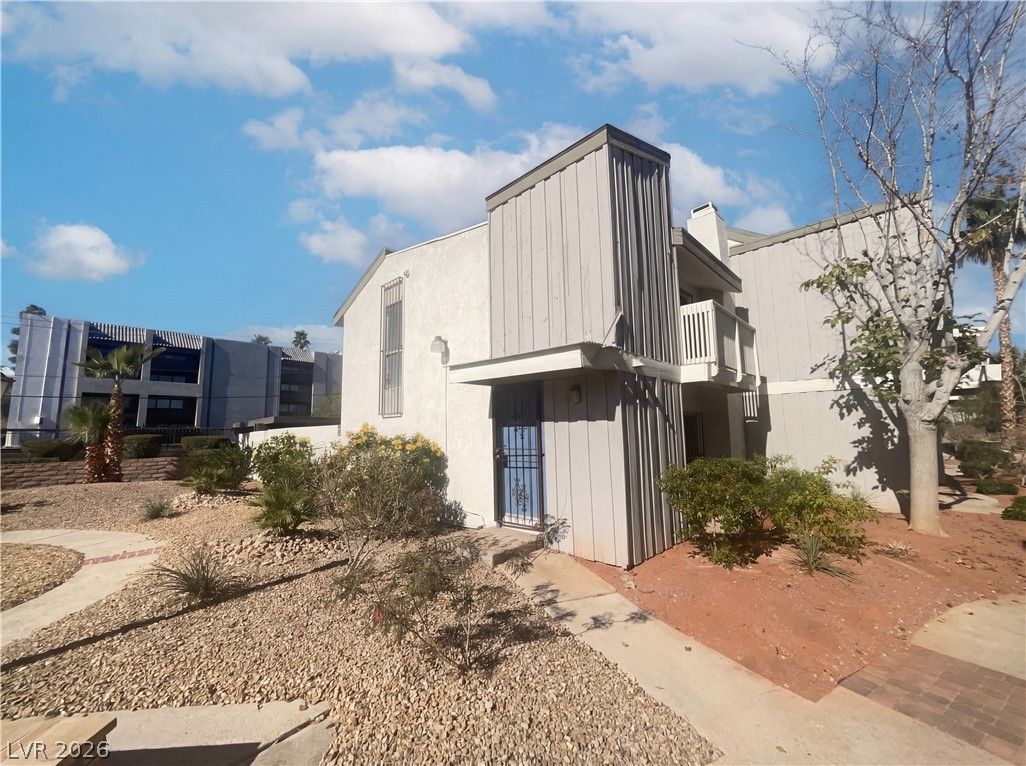 568 Willow Green Drive — photo 1 of 18
