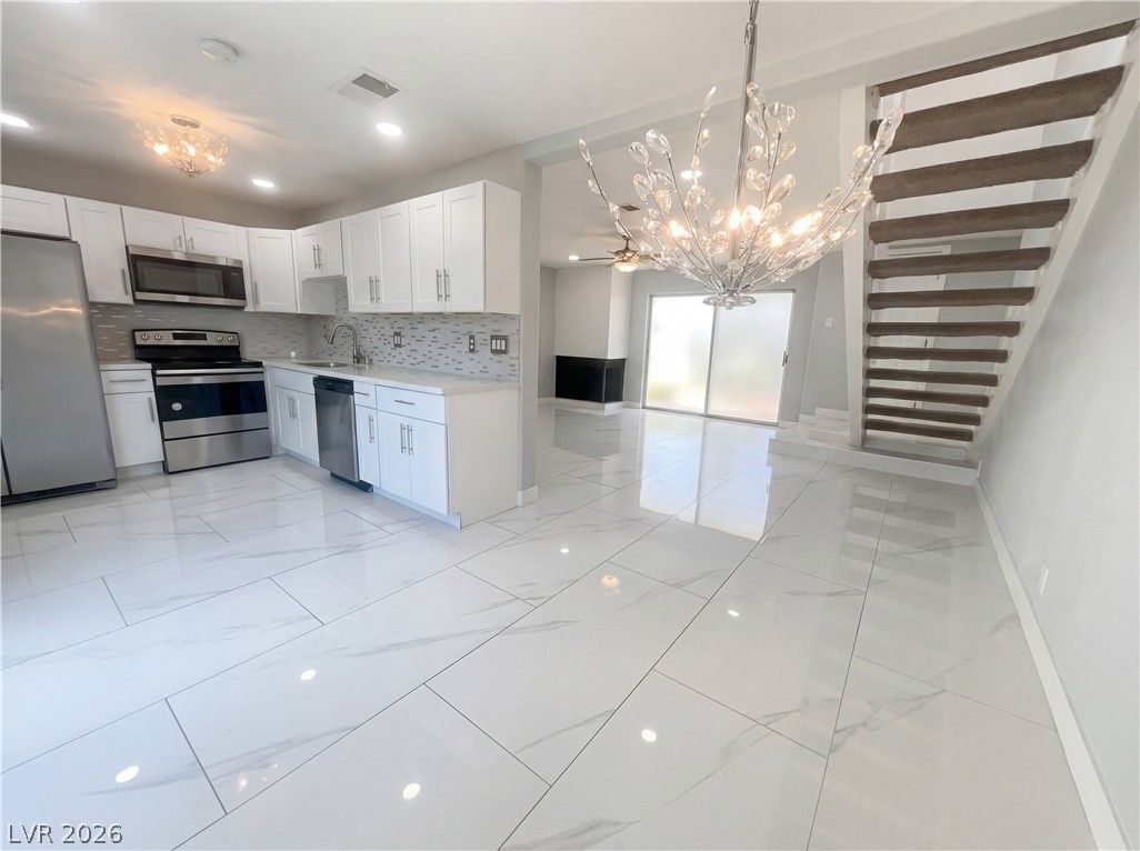 568 Willow Green Drive — photo 3 of 18