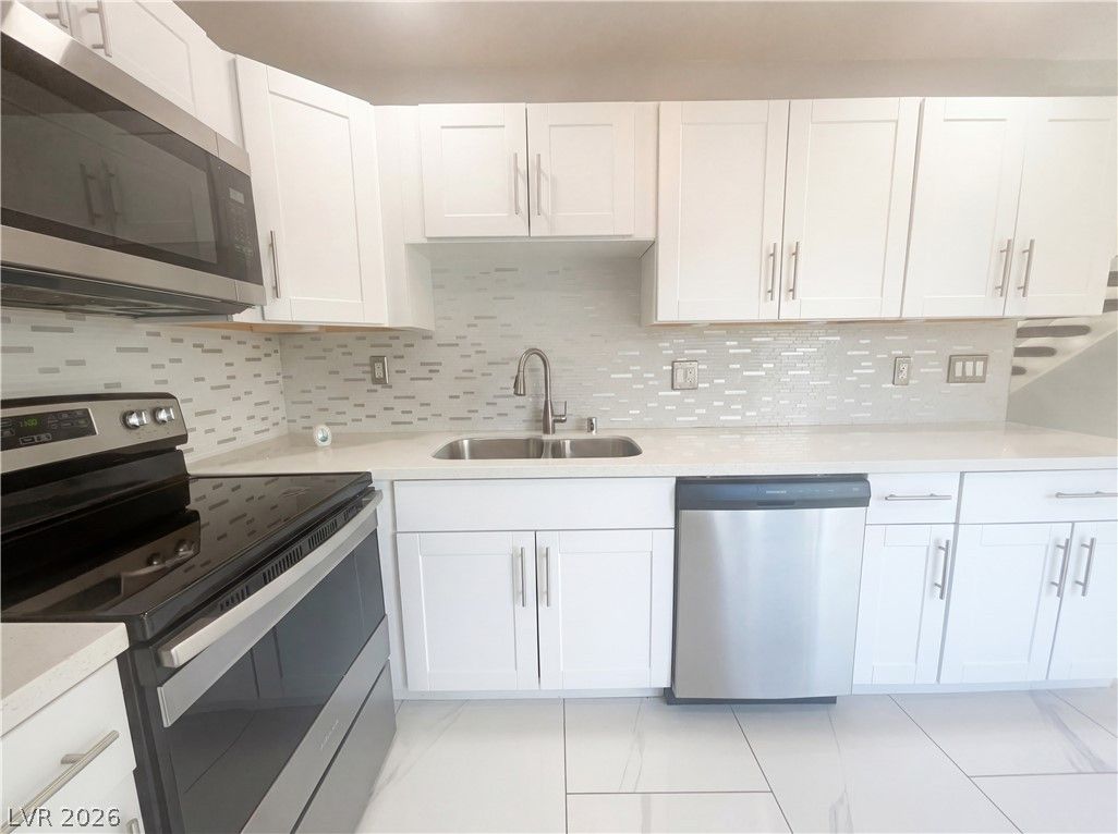 568 Willow Green Drive — photo 4 of 18