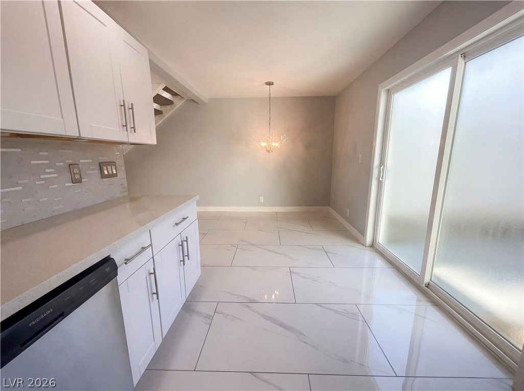 568 Willow Green Drive — photo 5 of 18