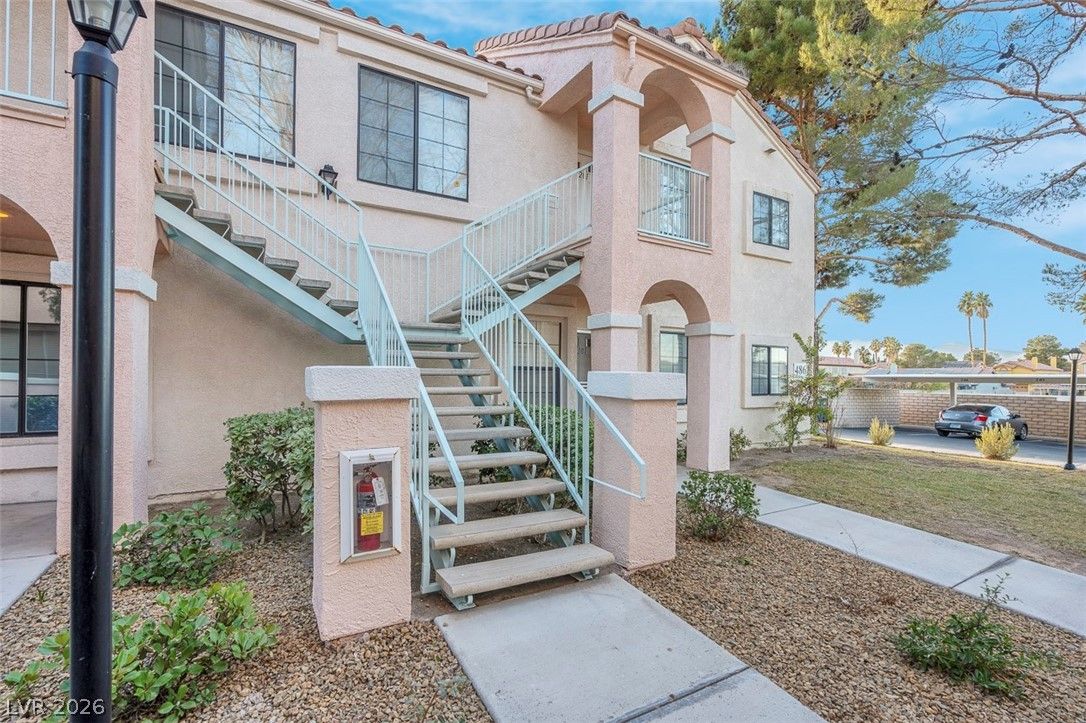 4861 South Torrey Pines Drive 201 — photo 2