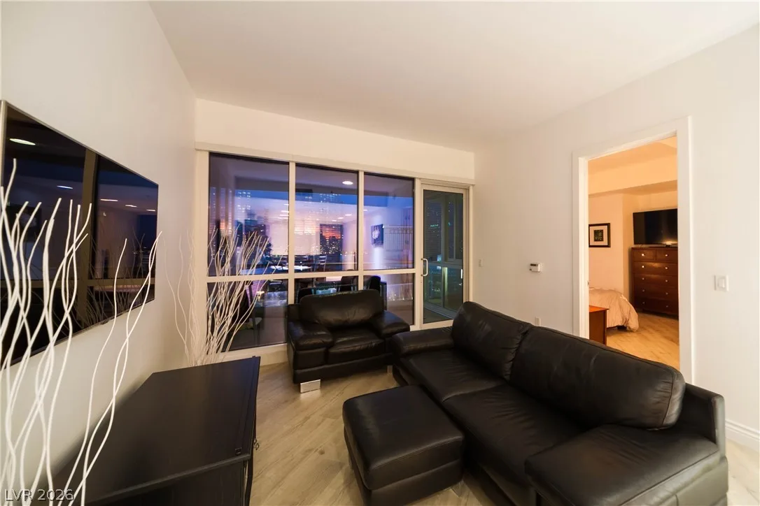 4525 DEAN MARTIN Drive 1611 — photo 2
