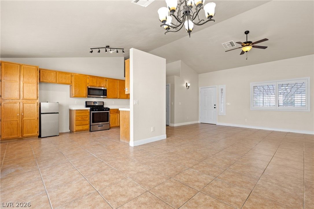 681 West Pacific Avenue — photo 4