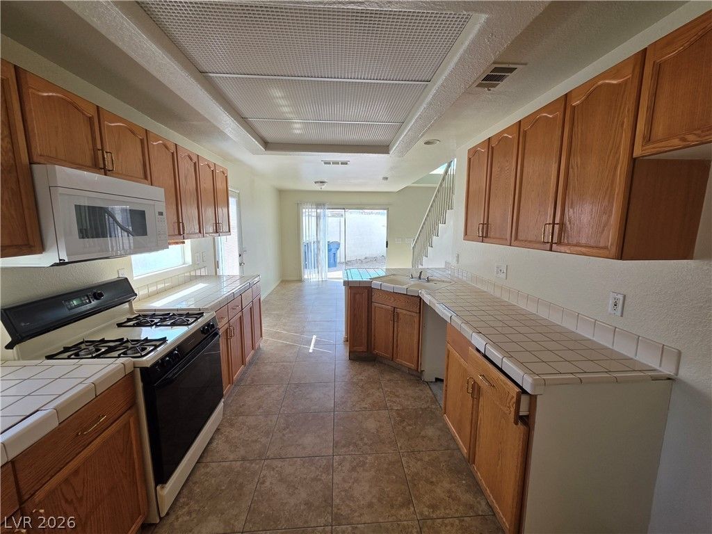 8829 CORNWALL GLEN Avenue — photo 3