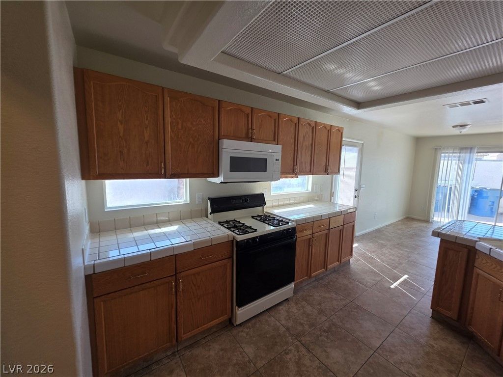 8829 CORNWALL GLEN Avenue — photo 4