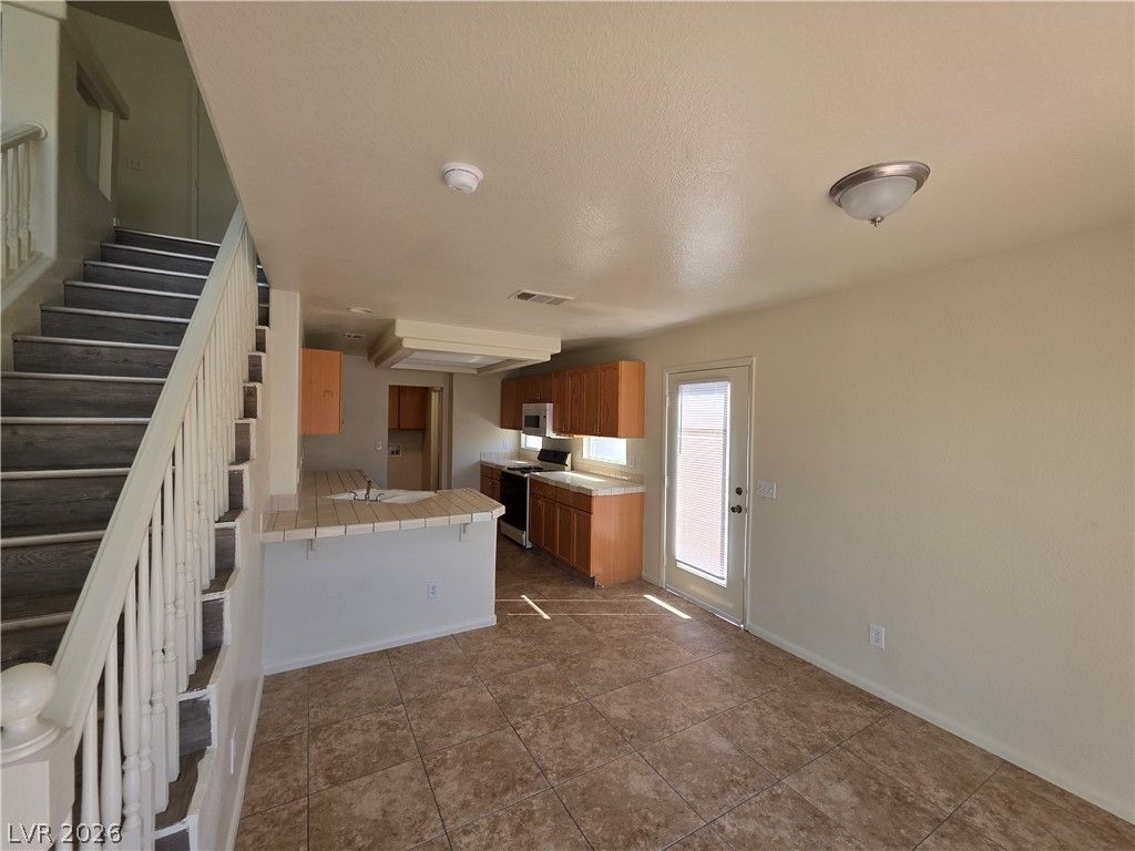 8829 CORNWALL GLEN Avenue — photo 5