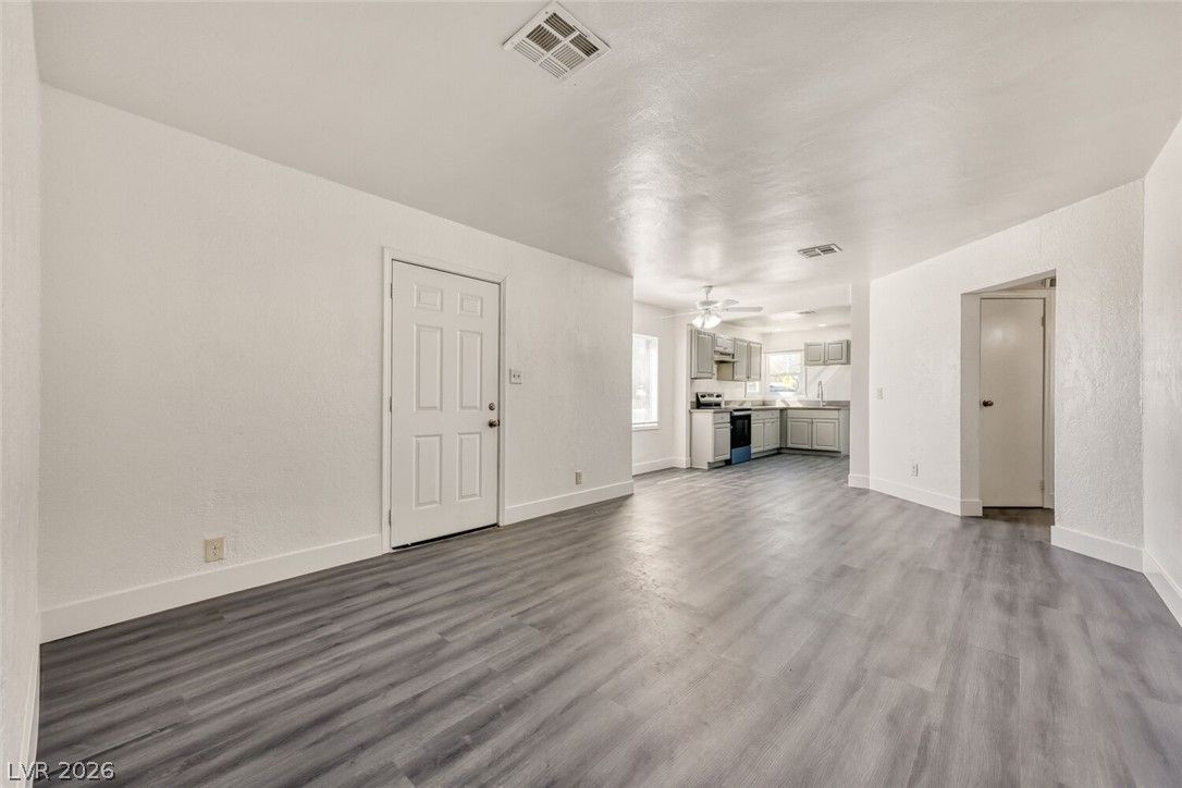 1325 East Oakey Boulevard — photo 3 of 22