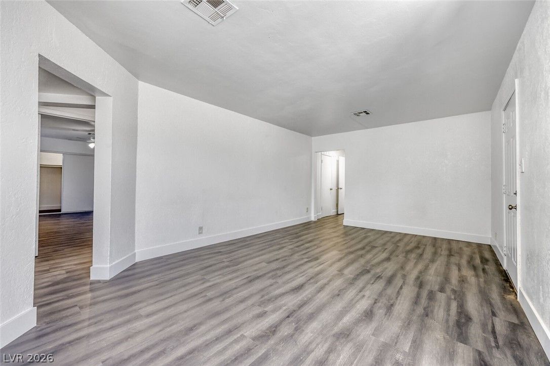 1325 East Oakey Boulevard — photo 4 of 22