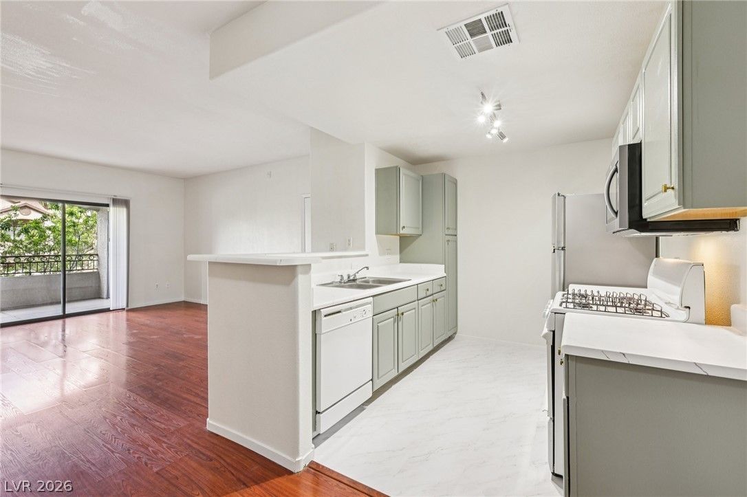 8250 North Grand Canyon Drive 2034 — photo 3