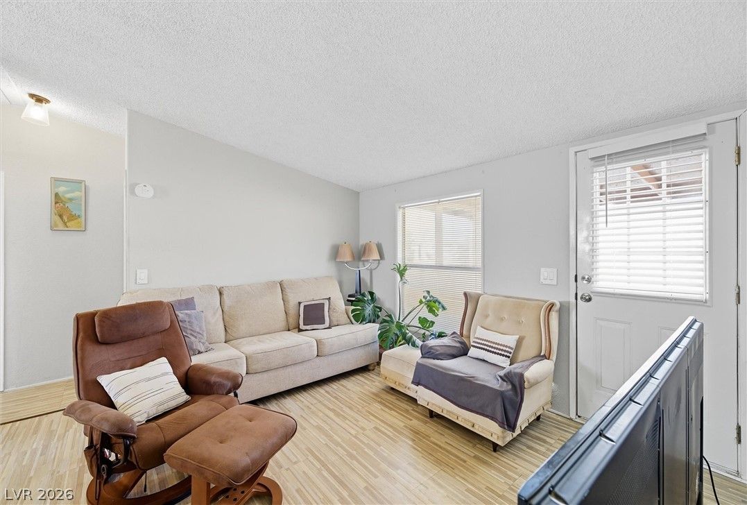 261 West Kite Street — photo 5 of 27