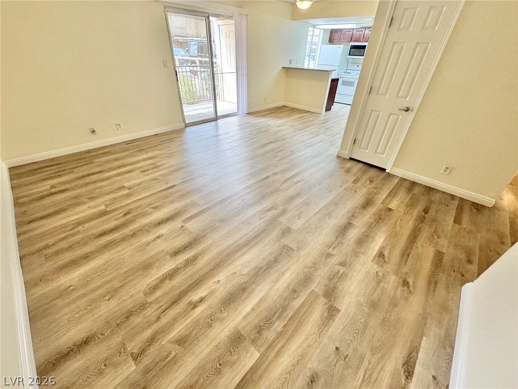 5422 River Glen Drive 377 — photo 4