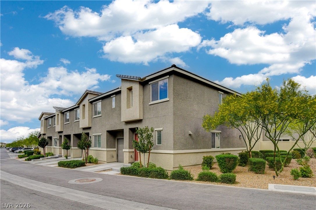 2872 Atomic Tangerine Way 4 — photo 2 of 34