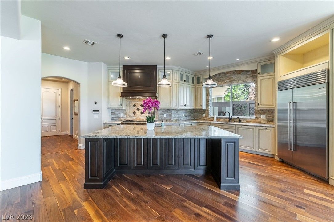 712 Canyon Greens Drive — photo 2