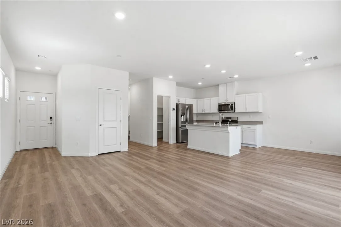4706 Turquoise Cliffs Avenue — photo 2