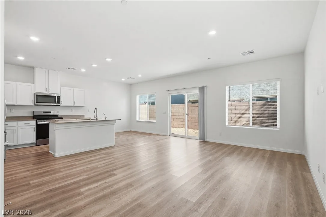 4706 Turquoise Cliffs Avenue — photo 3