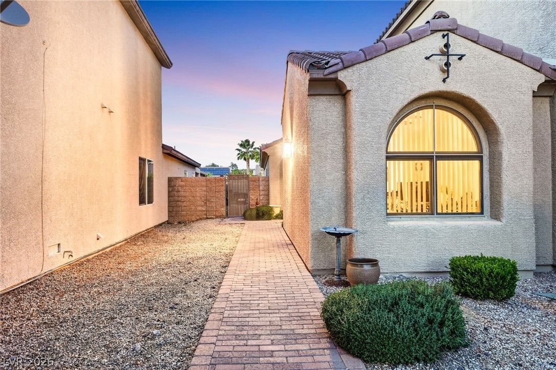 2480 Sturrock Drive — photo 3