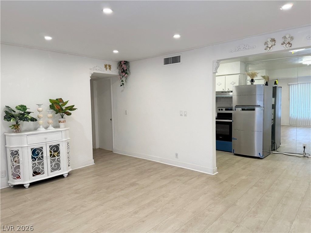 575 South Royal Crest Circle 7 — photo 5