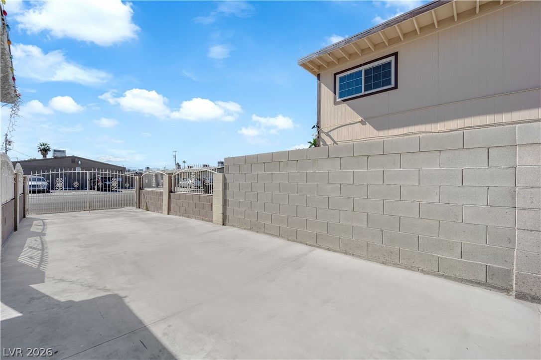 2512 Statz Street — photo 4 of 29
