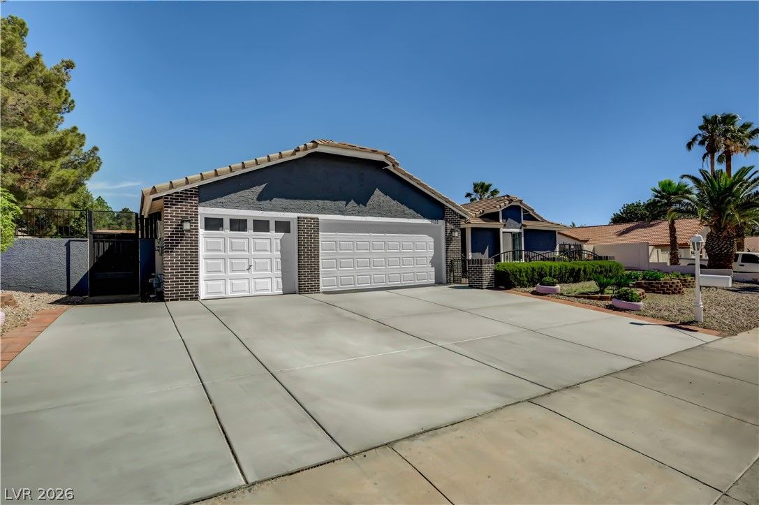 3222 East Oquendo Road — photo 3
