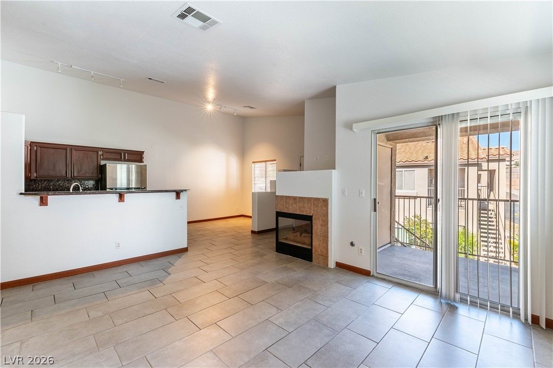2110 Los Feliz Street 2014 — photo 2