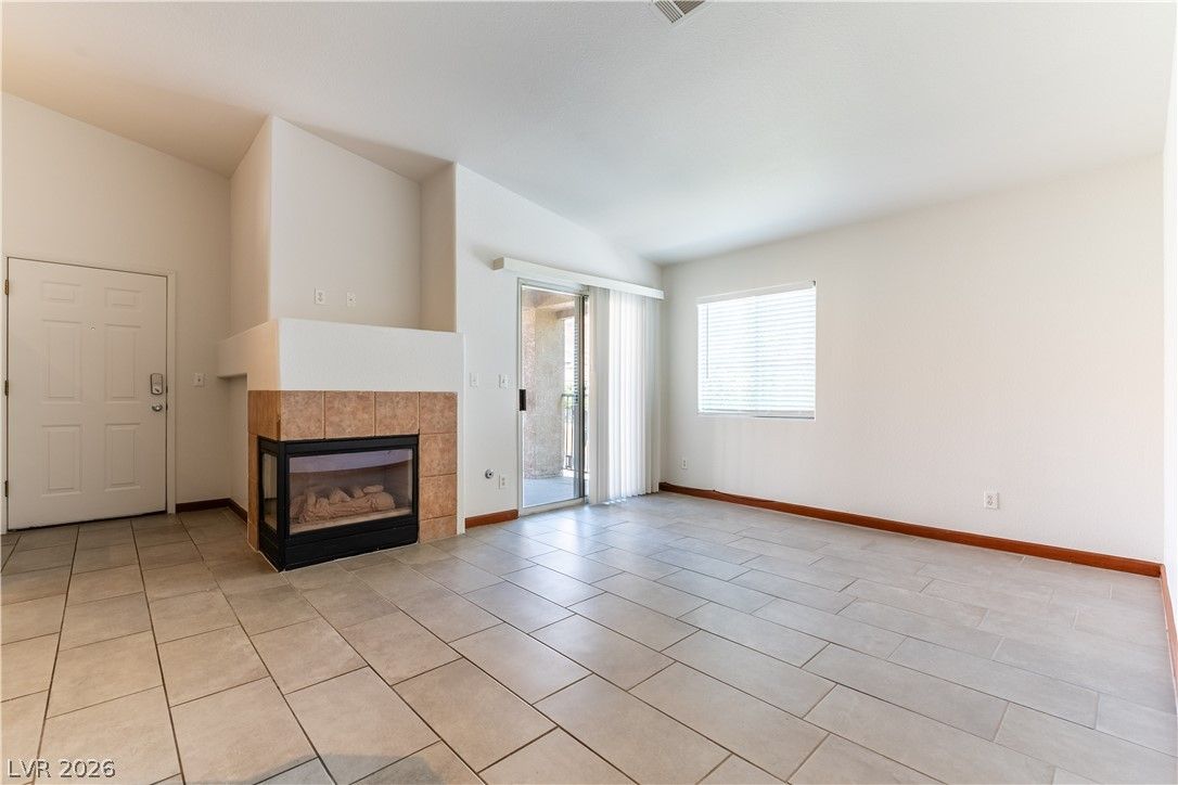 2110 Los Feliz Street 2014 — photo 4