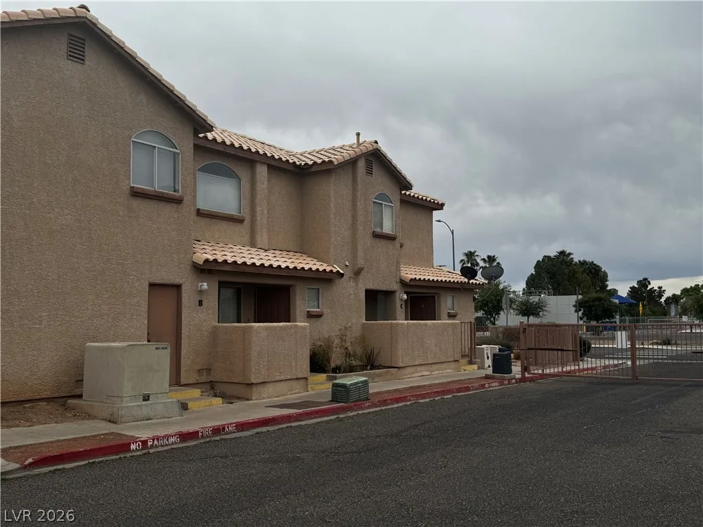 554 Roxella Lane B — photo 4