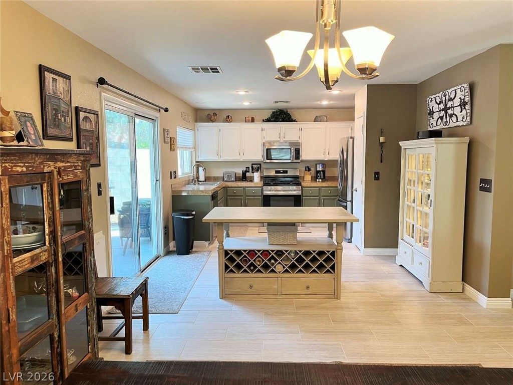 1121 Majestic Canyon Street — photo 5