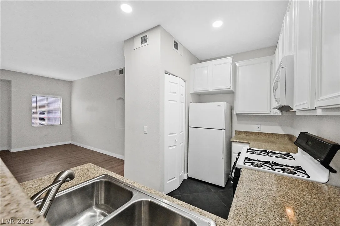 3318 North Decatur Boulevard 1089 — photo 5